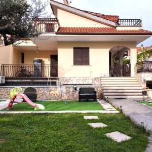 Villa bifamiliare in vendita a Marco Simone